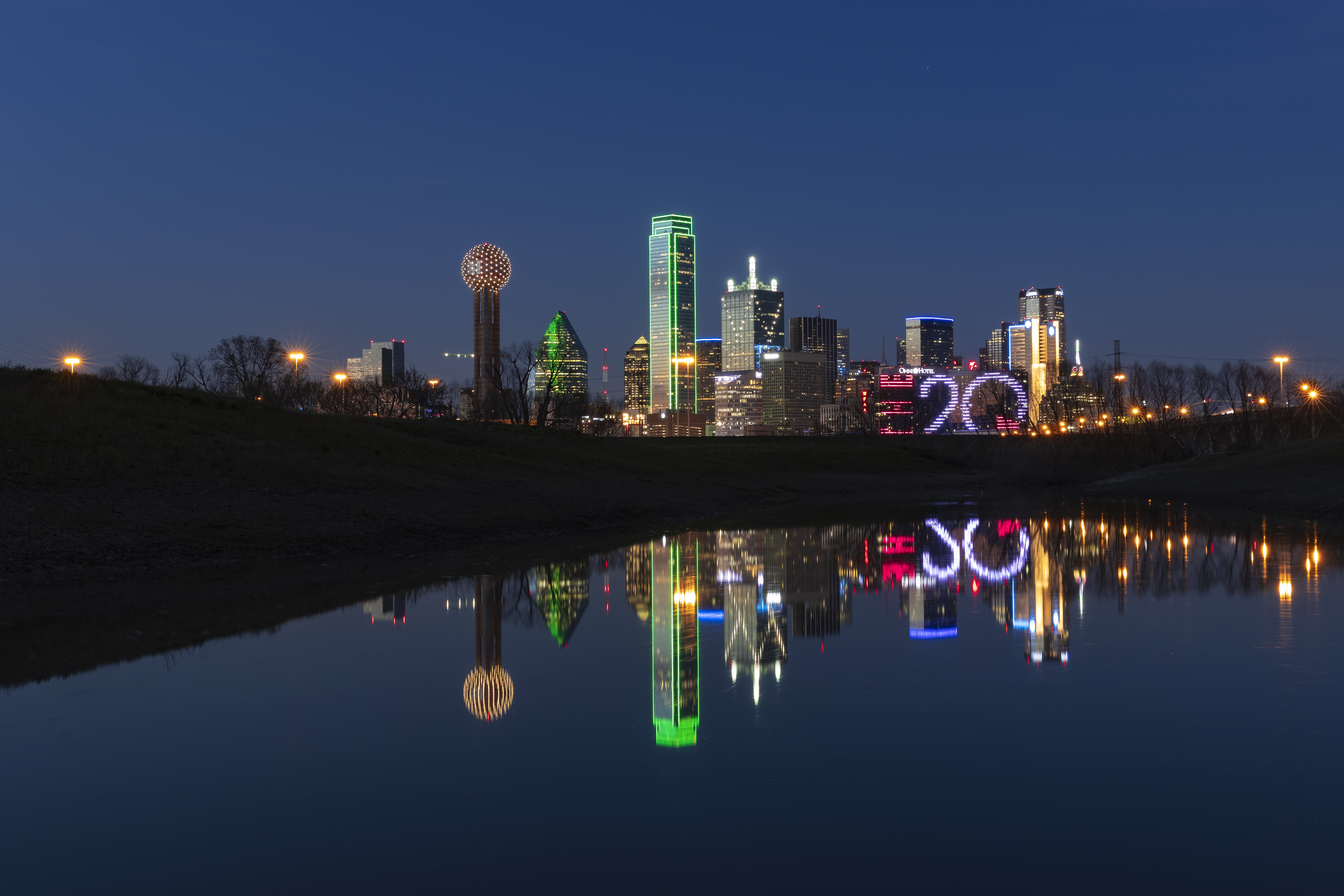 the dallas, tx skyline at night